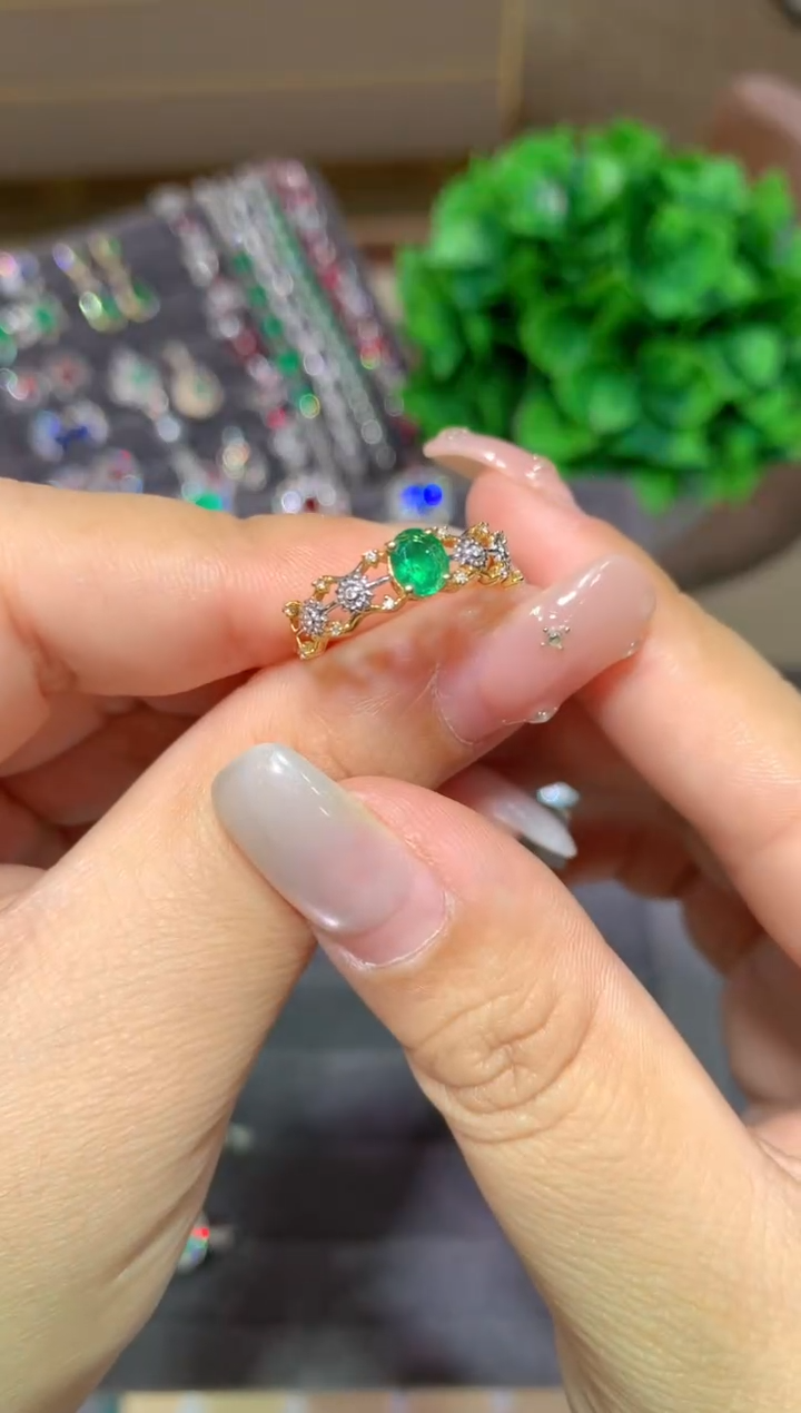 18K金镶嵌戒指祖母绿0.5ct