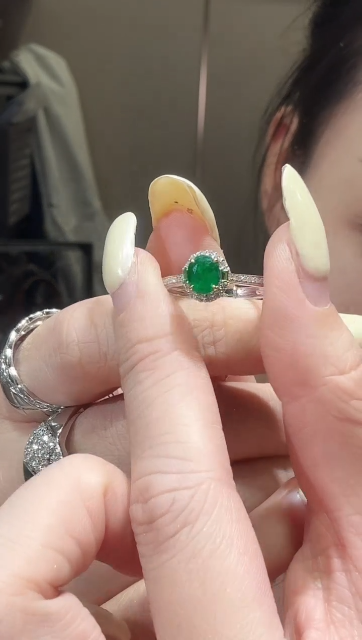 18K金镶嵌戒指祖母绿0.75ct