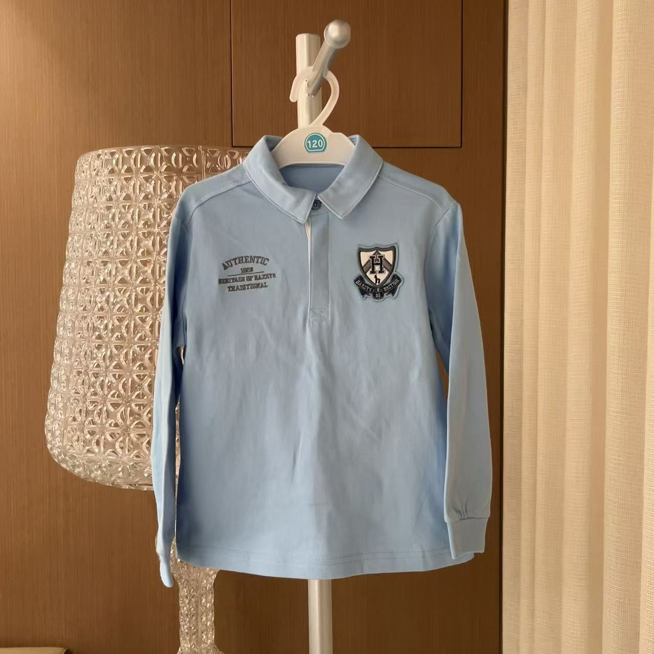 哈狗 春秋 浅蓝色盾标翻领T恤