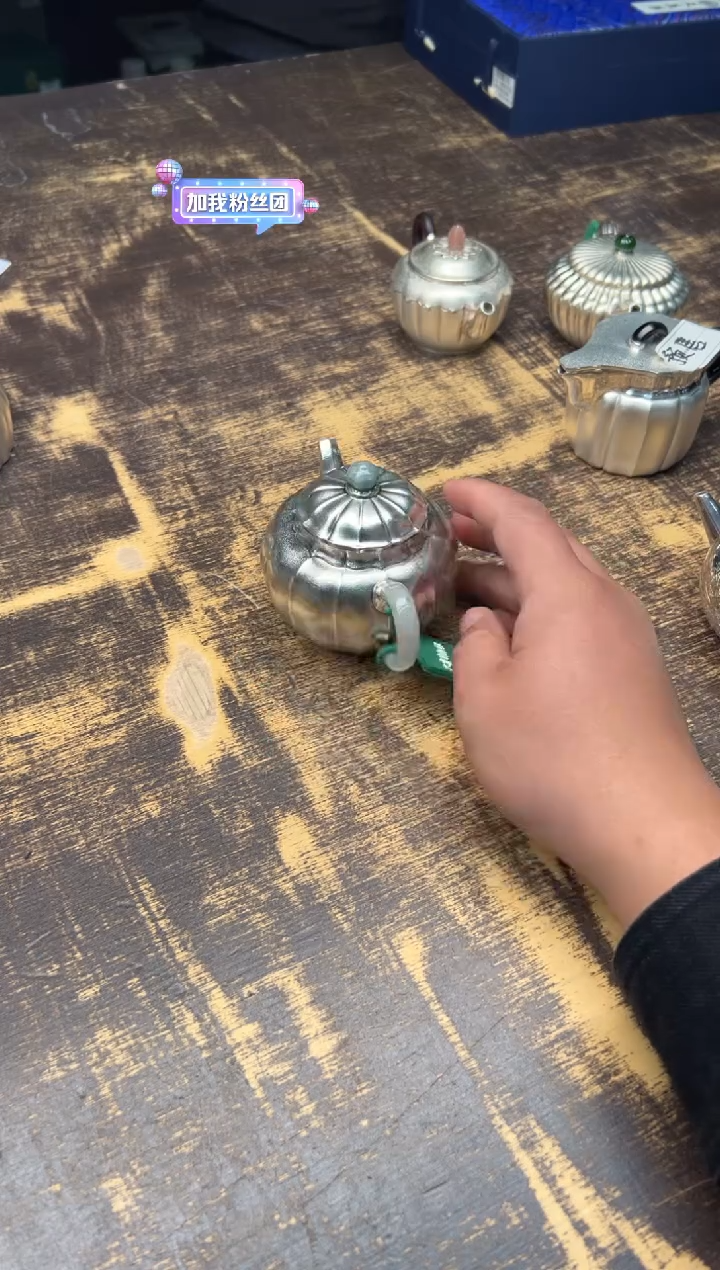 【闪购商品】/呆坐錾刻如意莲瓣纹流潘壶