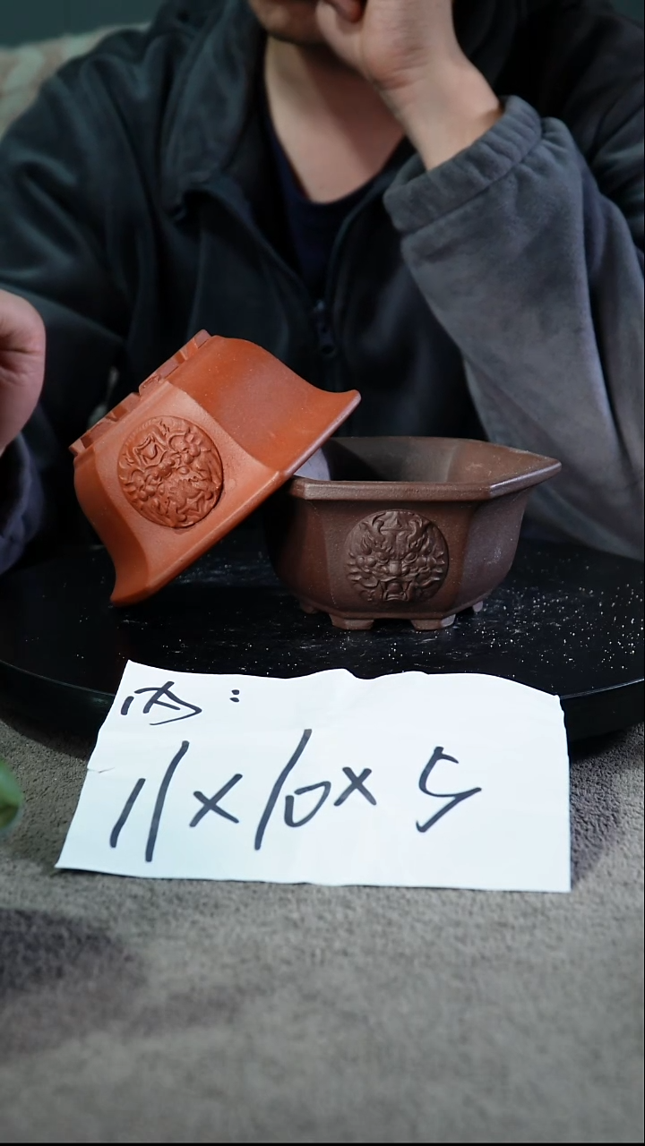 A宜兴紫砂小花盆