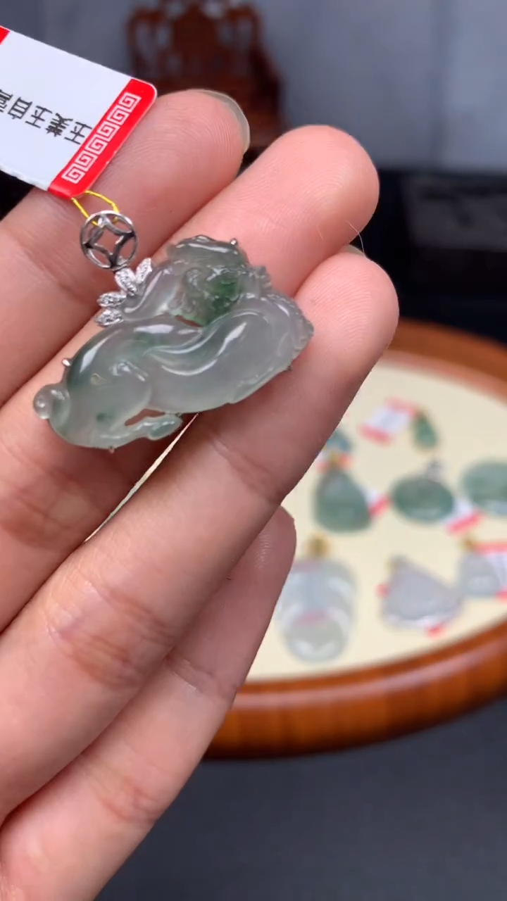 【闪购商品】翡翠颈饰18K金镶嵌麒麟