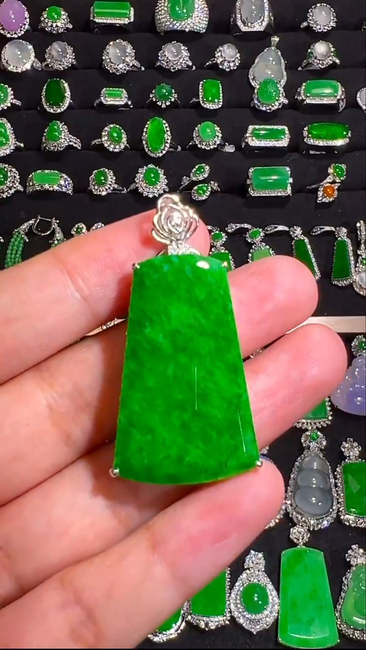 18K金镶嵌挂件翡翠吊坠