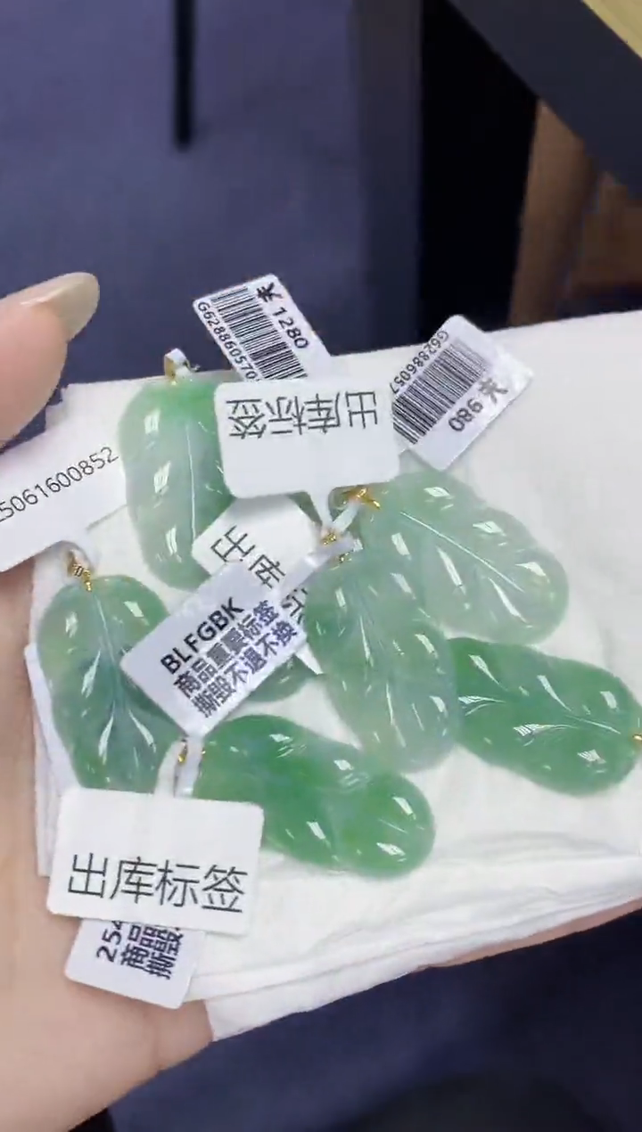 翡翠18K金镶嵌颈饰天然缅甸翡翠A货多样性发其一