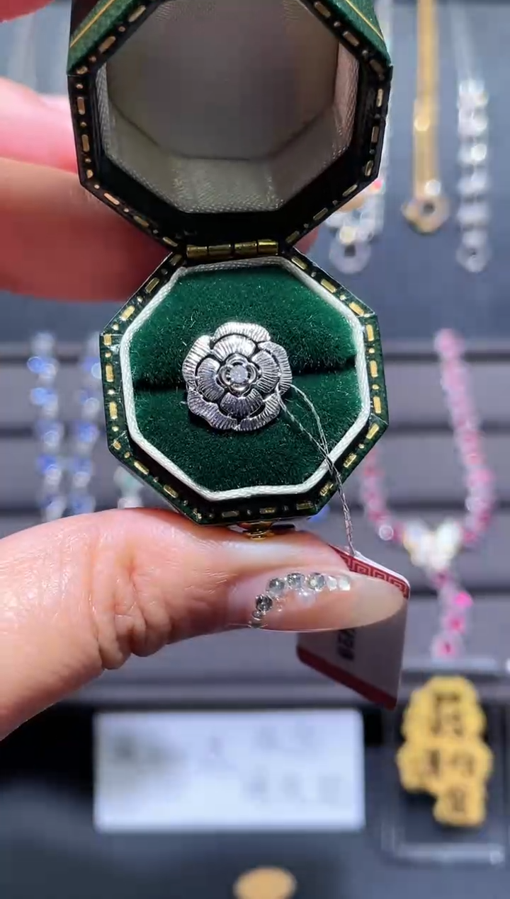 【闪购商品】钻石颈饰18K金镶嵌钻石吊坠