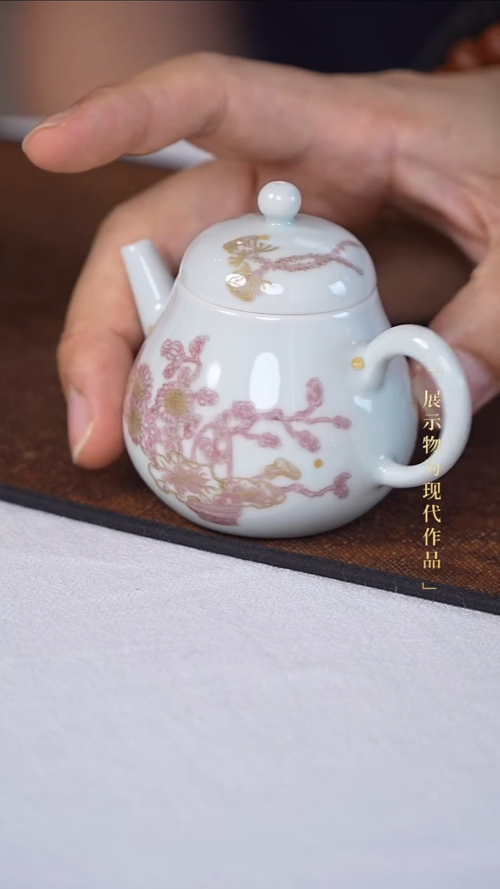 釉里红描金小壶 