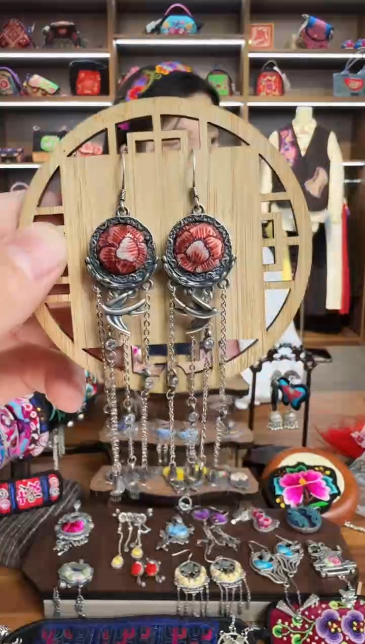 【闪购商品】织绣108蒙阿苏苗绣传承