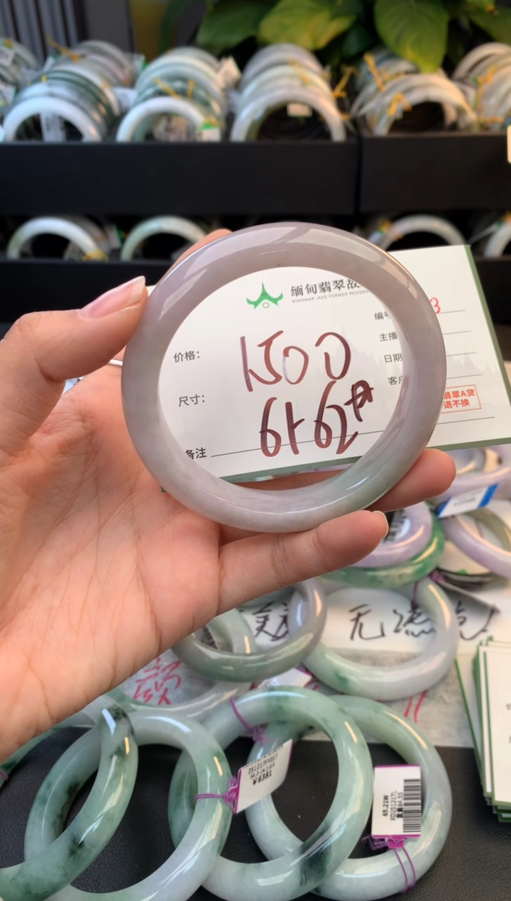 未镶嵌定制翡翠毛货需精细抛光+多人