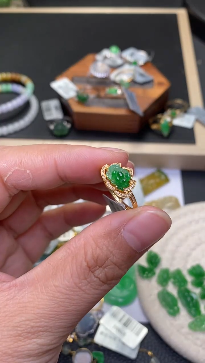 颈饰18K金镶嵌翡翠净货33557