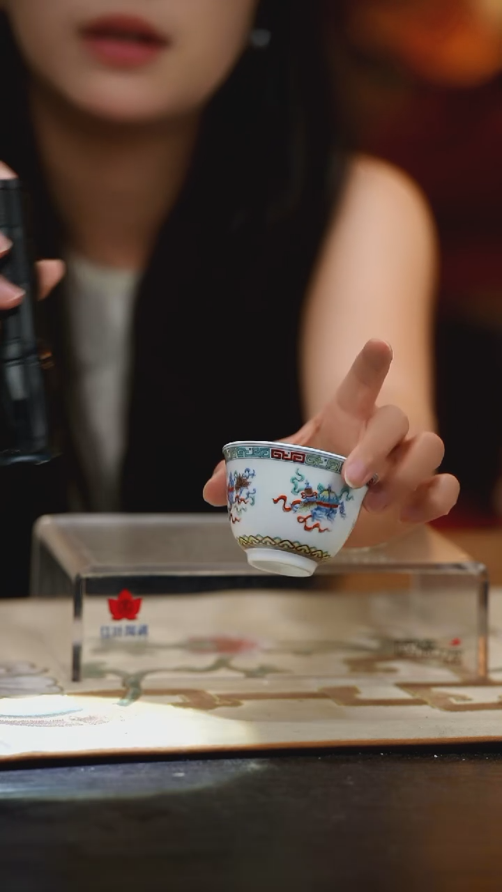 1个正价粉彩八宝星华杯
