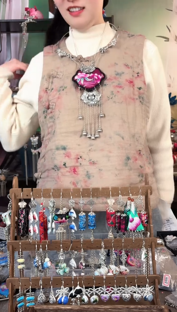 彩云南阁非遗老绣苗银饰品651