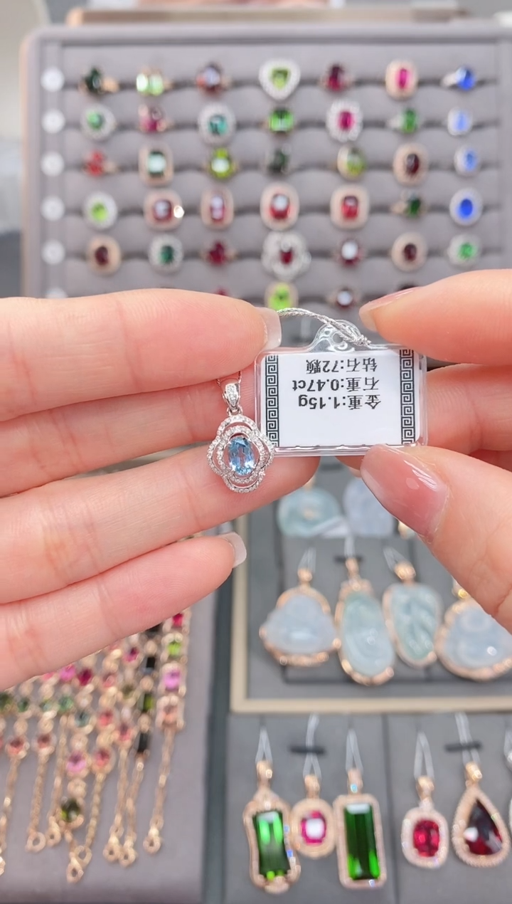 18K金镶嵌颈饰海蓝宝石0.47  