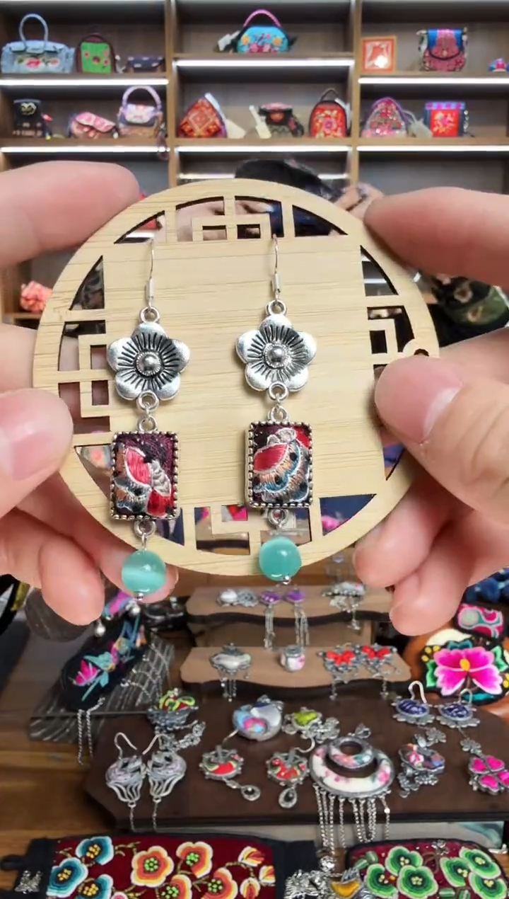 【闪购商品】织绣138蒙阿苏苗绣传承