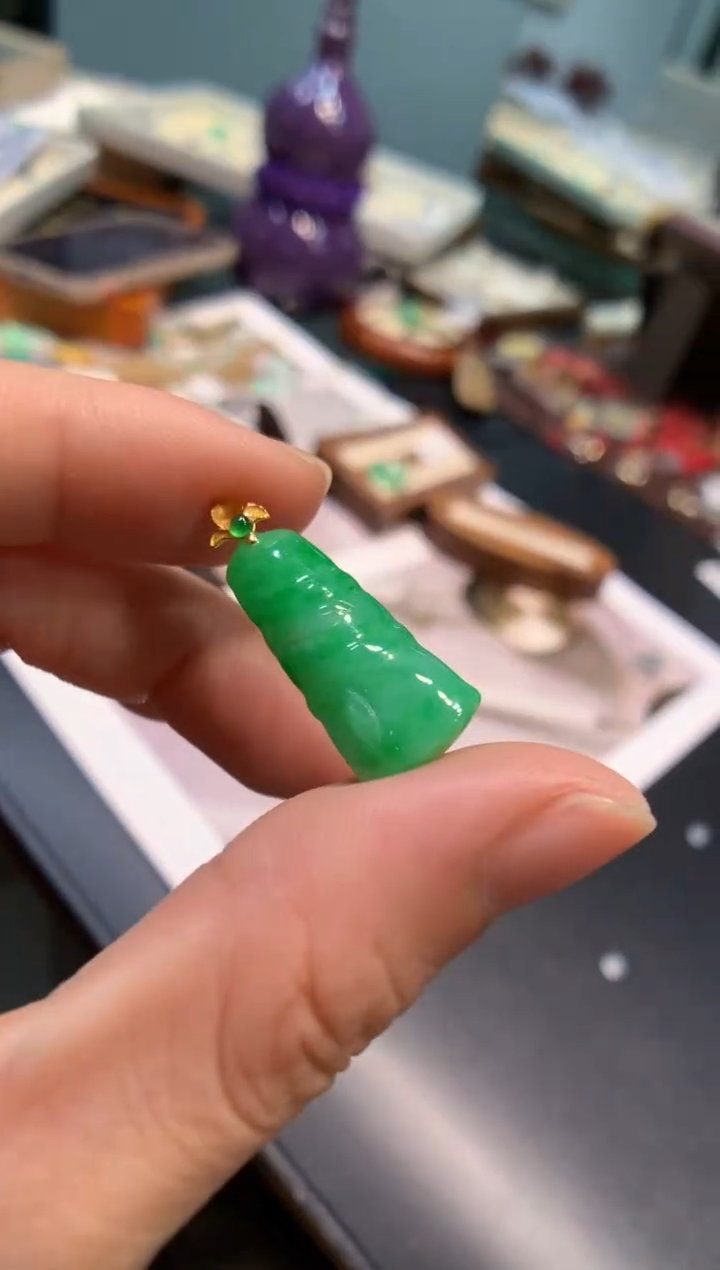 颈饰18K金镶嵌翡翠竹节