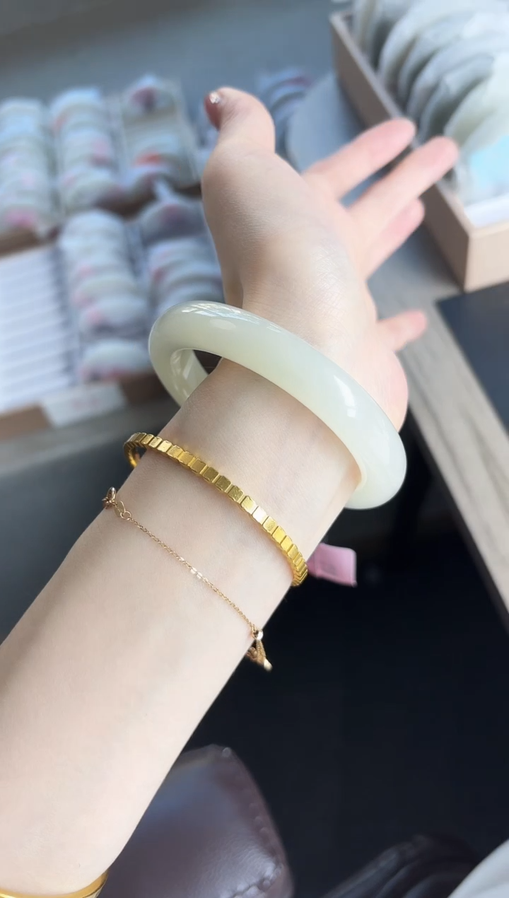 【闪购商品】和田玉手镯未镶嵌39