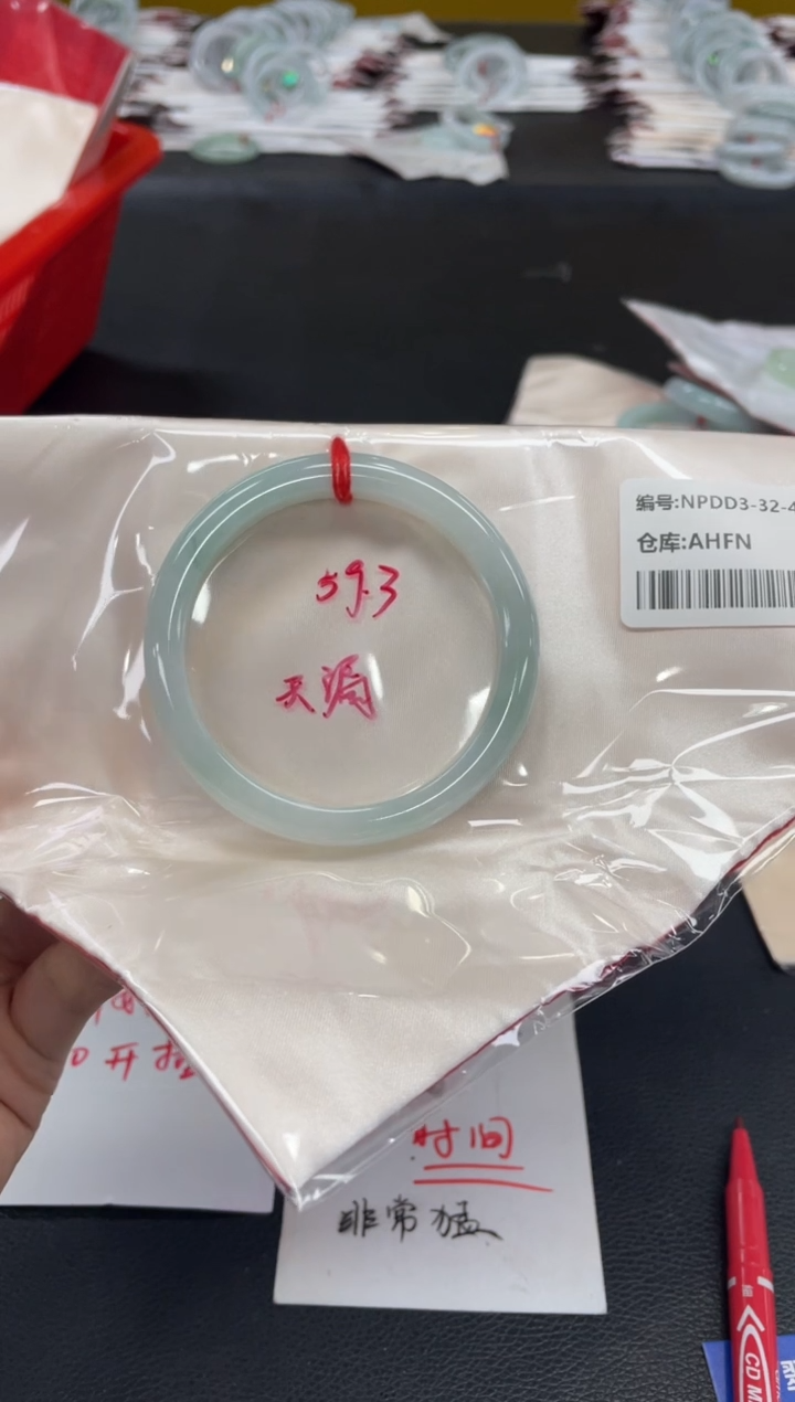 翡翠手镯未镶嵌翡翠手镯