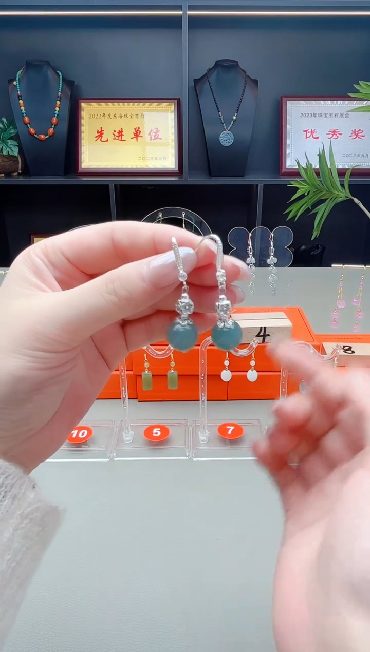 未镶嵌石英质玉（天山翠）耳钉435