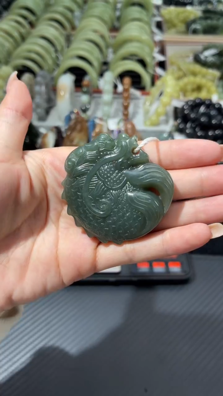 吊坠(不含链)未镶嵌和田玉若羌微色差青玉飞龙吊坠