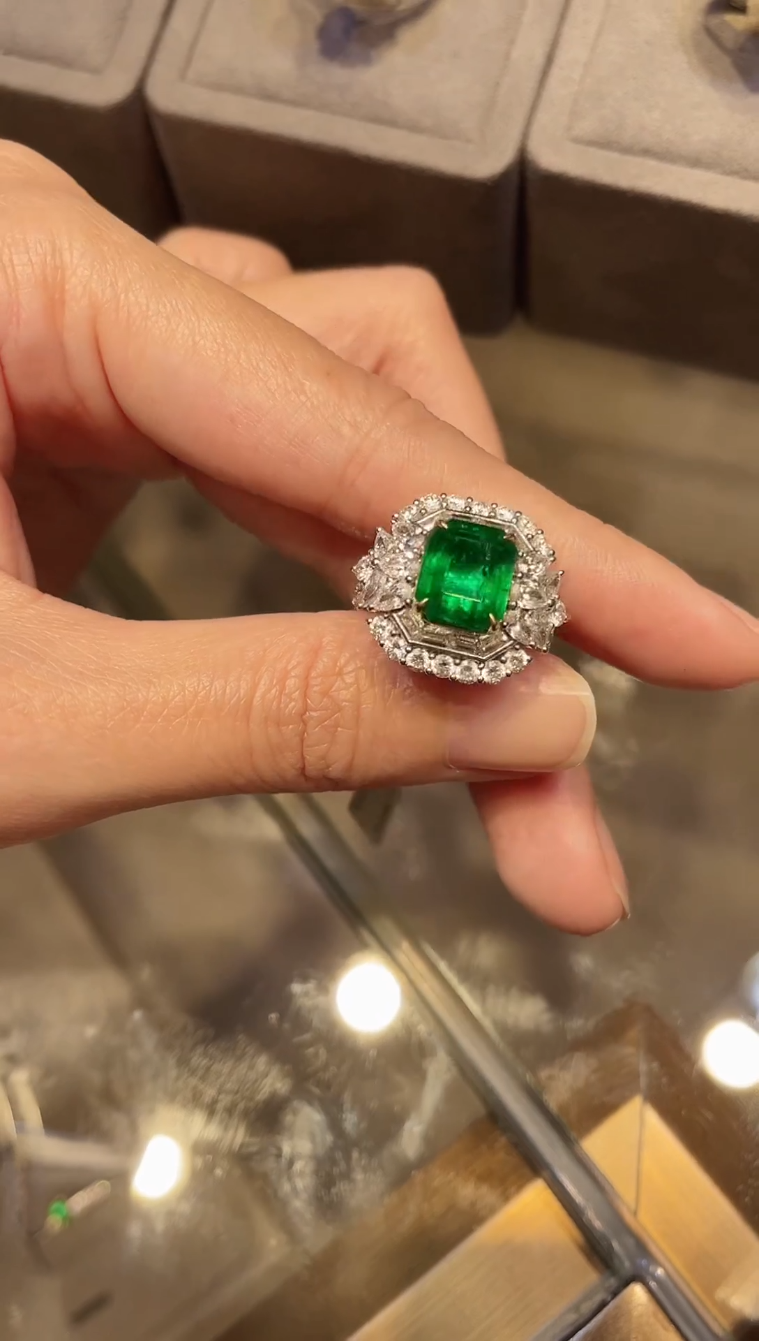 【闪购商品】祖母绿戒指18K金镶嵌3.79ct/吉尔德