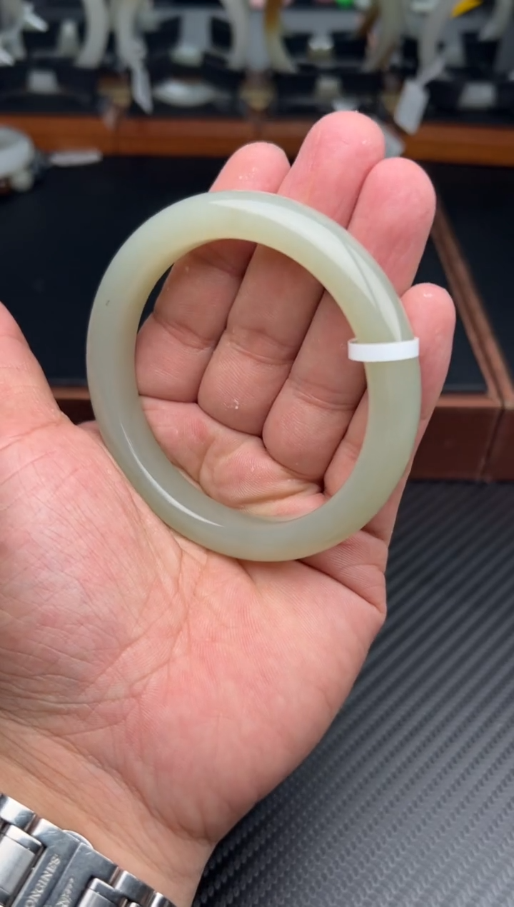 未镶嵌手镯和田玉且末微色差近矿60k