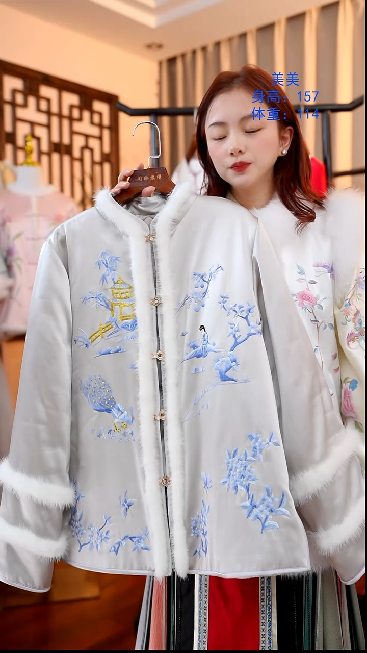 刺绣非遗服饰一物一件