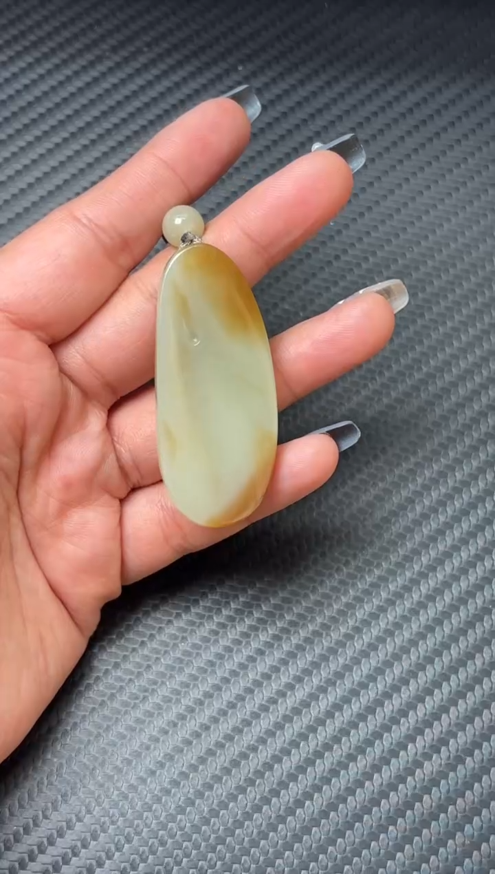 吊坠(赠链)未镶嵌和田玉若羌微色差吊坠