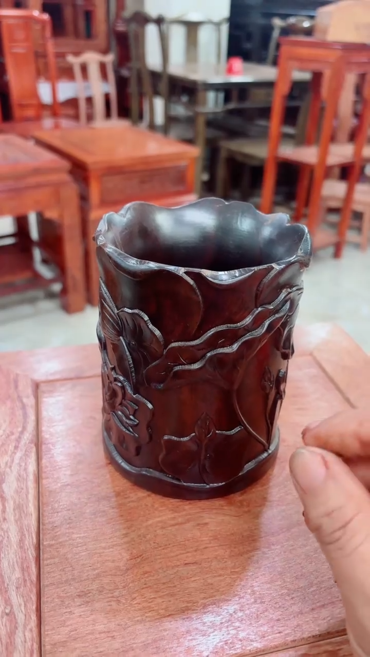 紫檀木类成套家具黑檀瑕疵荷花笔筒