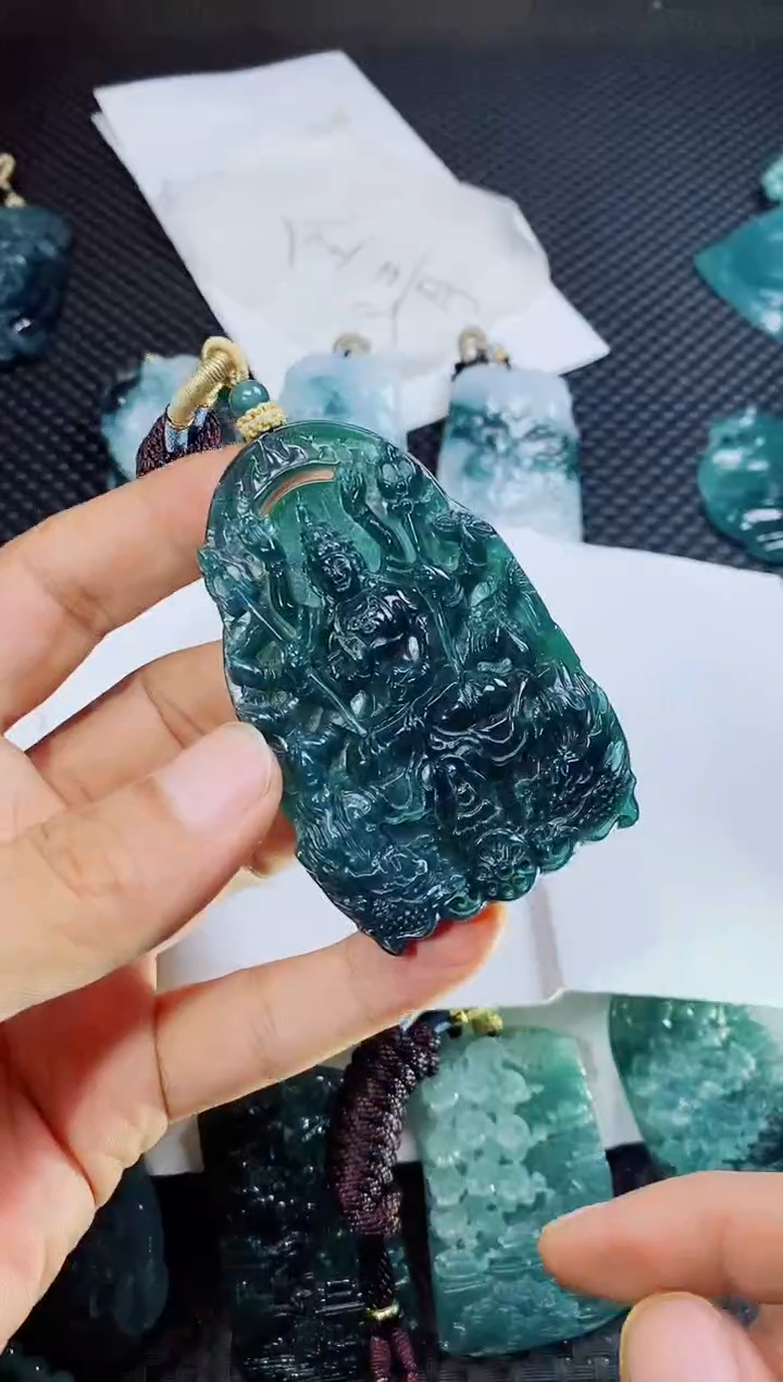 翡翠未镶嵌颈饰          