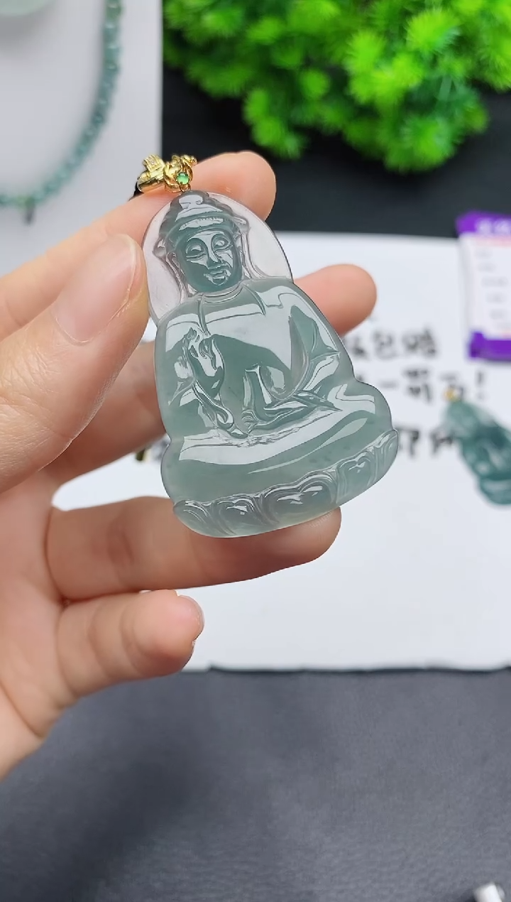 颈饰18K金镶嵌翡翠 