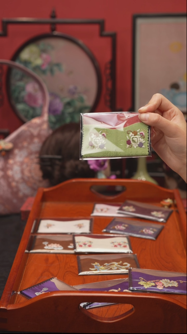 刺绣非遗绒花手工饰品