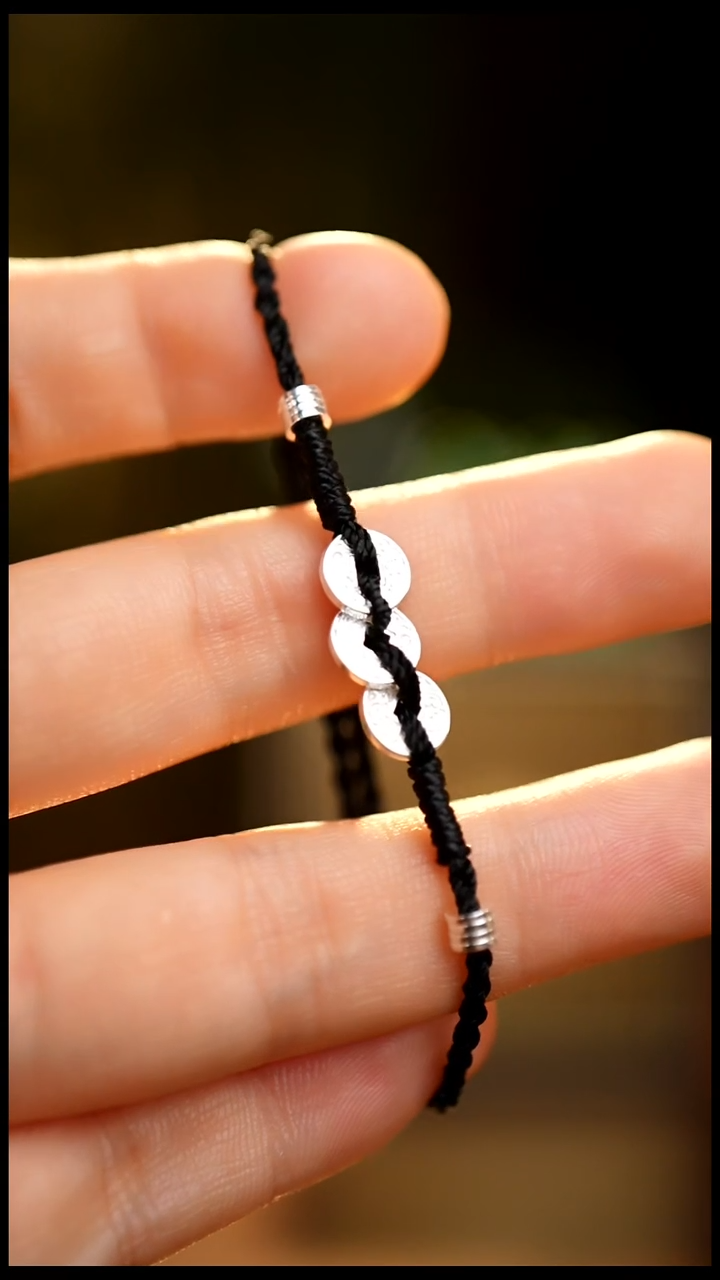 刺绣私人定制苗族手工足银黑绳