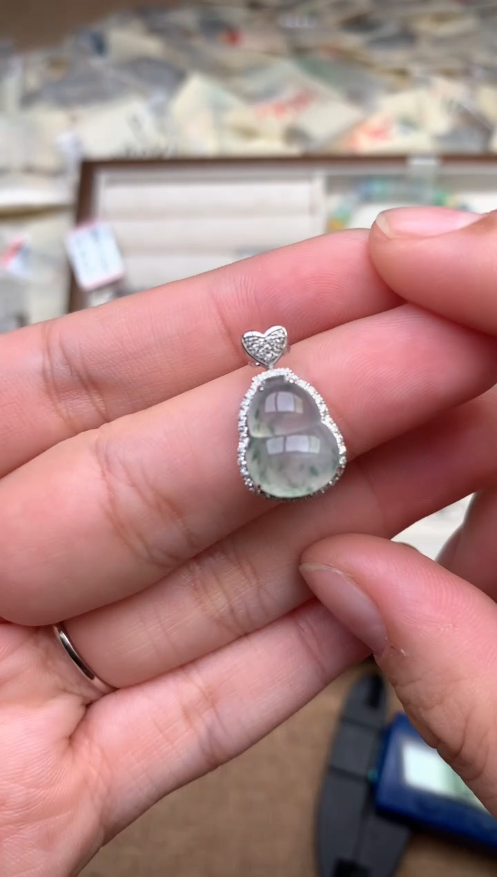 18K金镶嵌挂件翡翠一