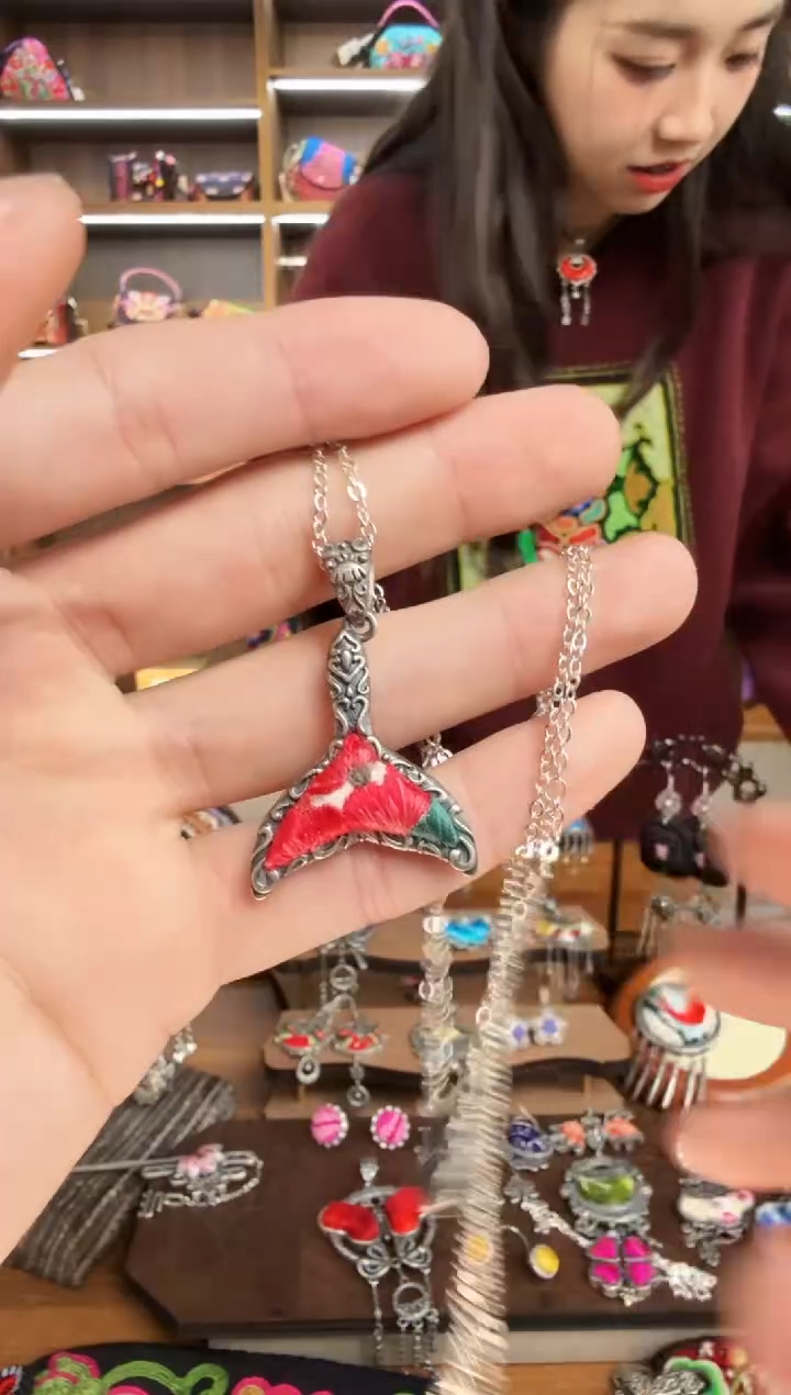 【闪购商品】织绣213蒙阿苏苗绣传承