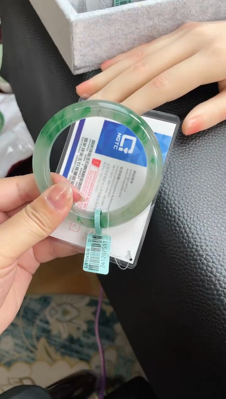 【闪购商品】石英质玉手镯未镶嵌口径57+