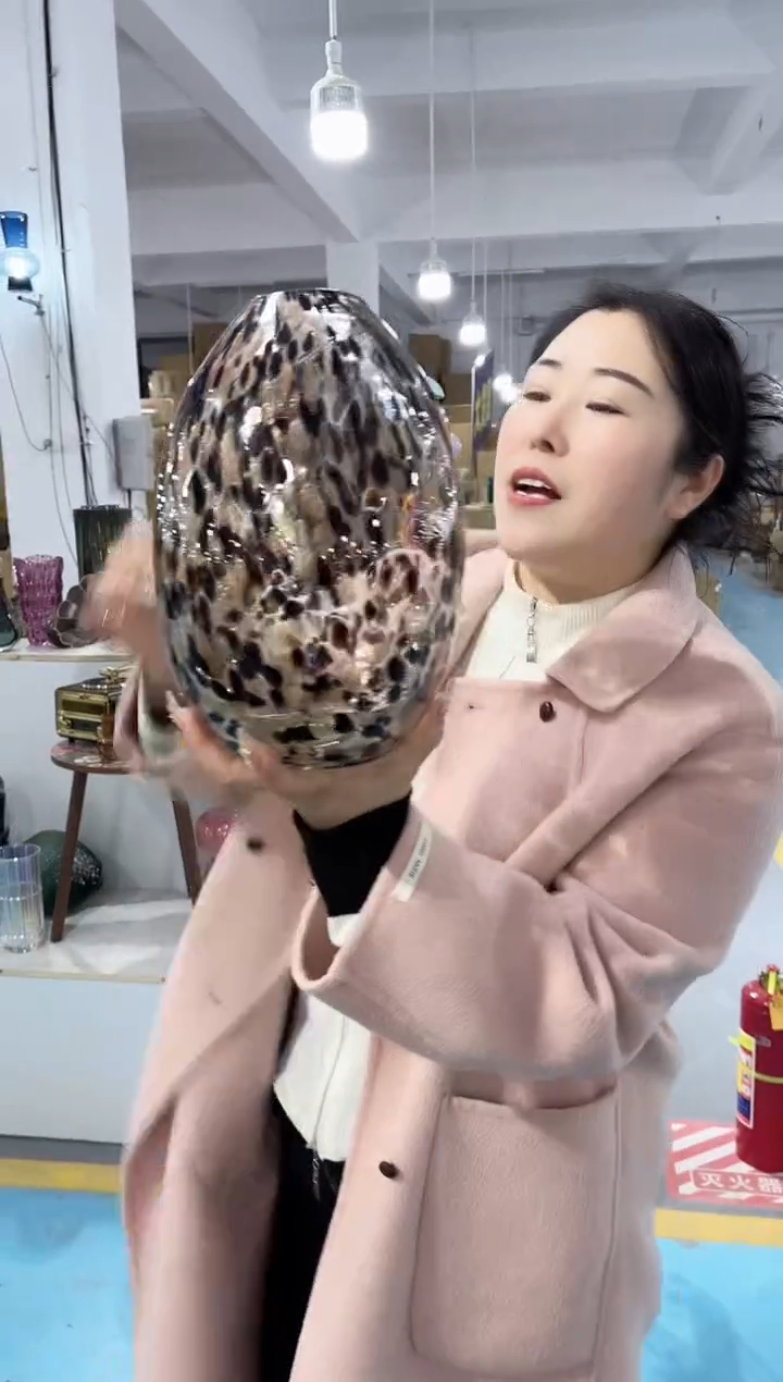 【闪购商品】玻璃唐总花瓶厂-微瑕-XRQO