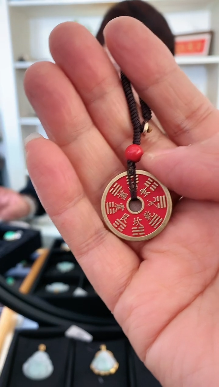天然辰砂圆牌挂件