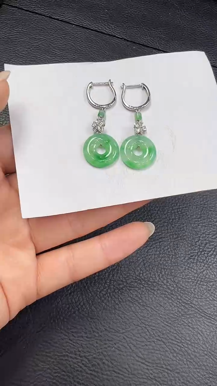 18K金镶嵌挂件翡翠耳扣