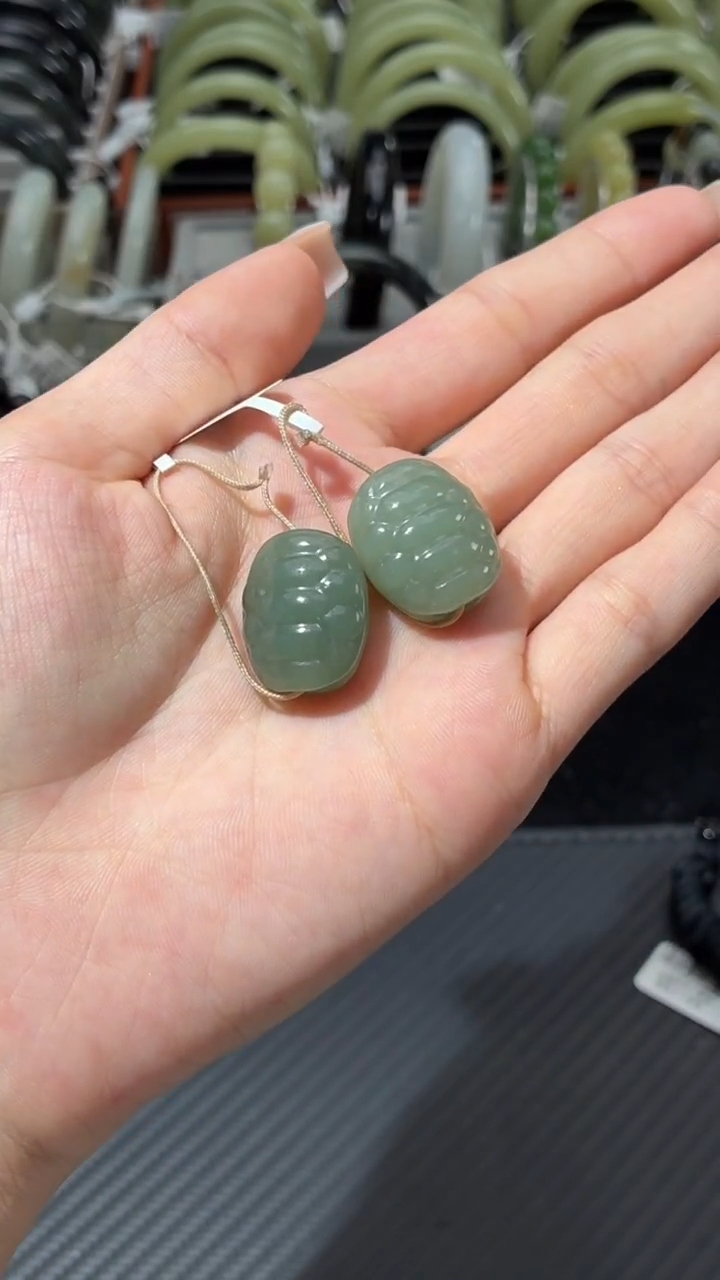 吊坠(不含链)未镶嵌和田玉若羌微色差青玉吊坠多样性发一