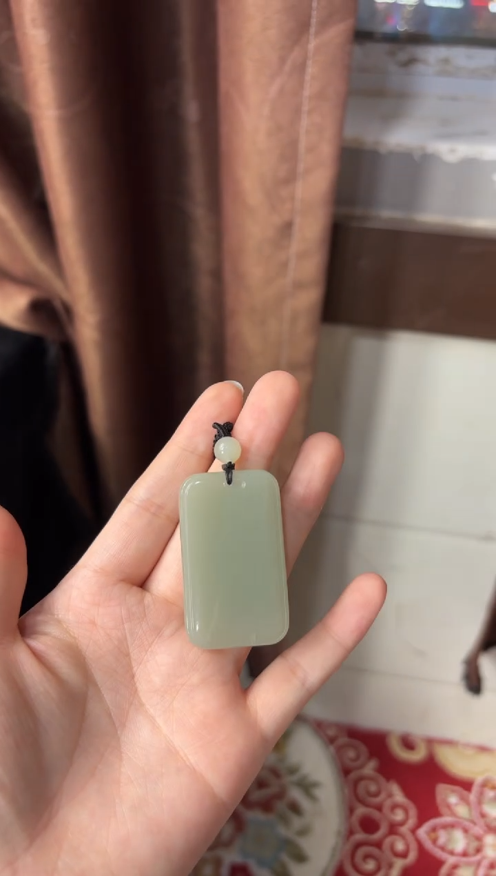 【闪购商品】和田玉吊坠(赠链)未镶嵌且末微色差近矿吊坠