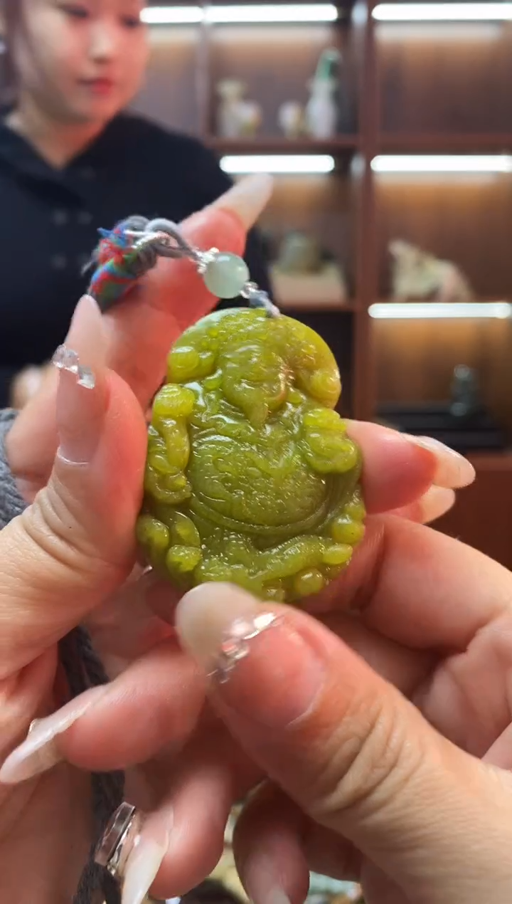 未镶嵌蛇纹石玉吊坠     