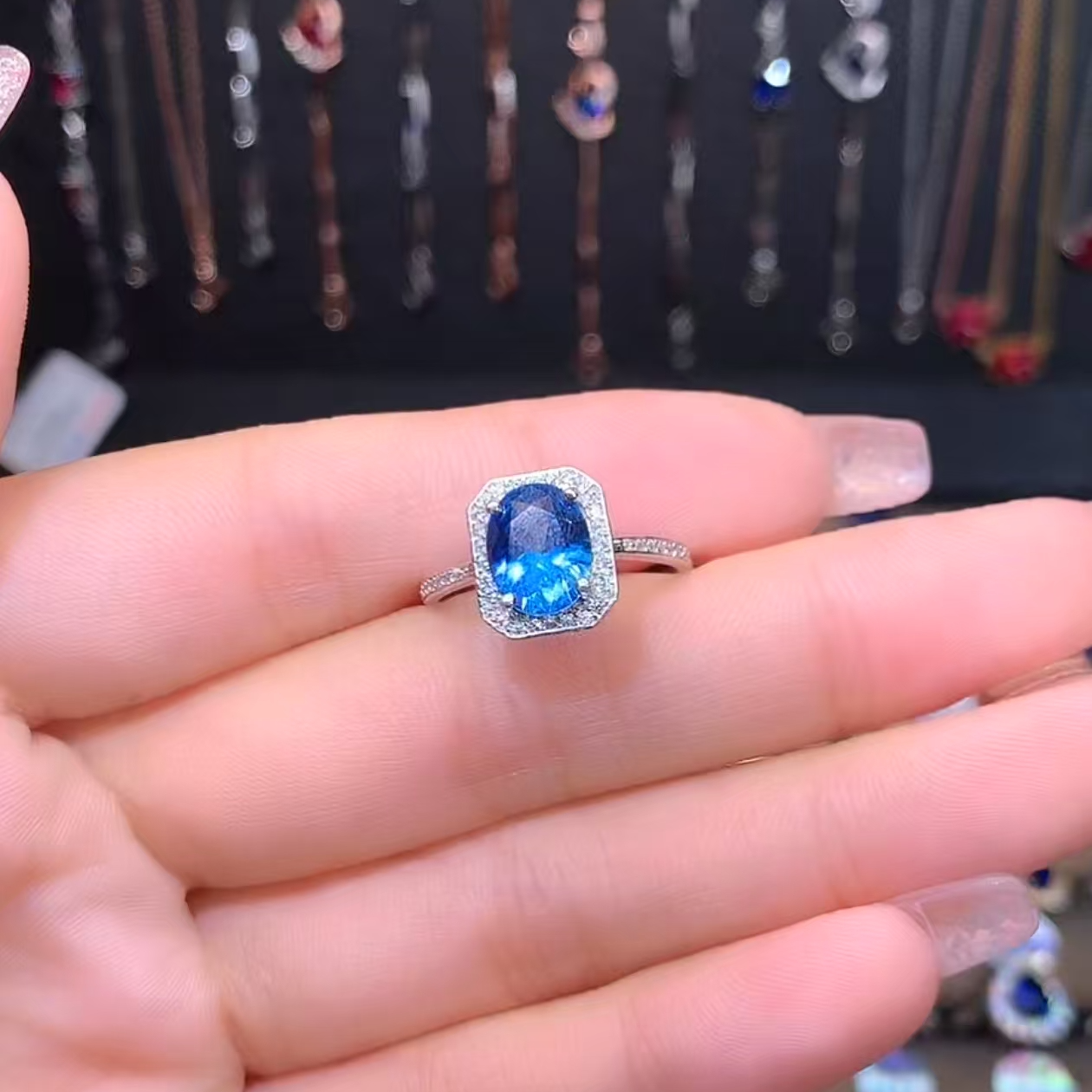 蓝宝石S925银镶银色戒指