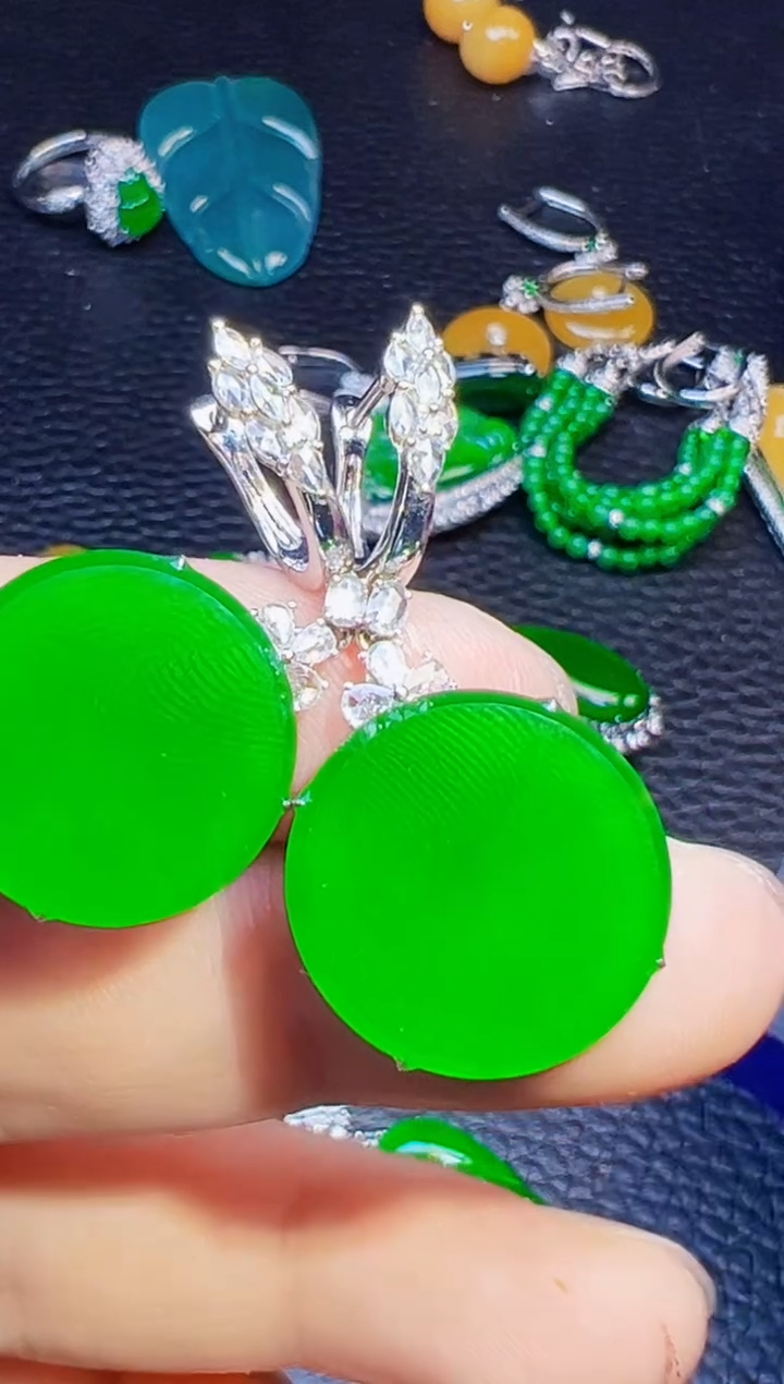 18K金镶嵌翡翠耳饰卉**语翡翠