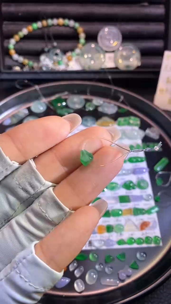 翡翠挂件未镶嵌切割