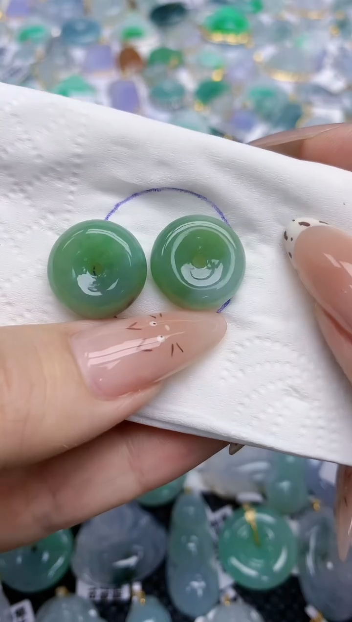 翡翠未镶嵌颈饰    天然翡翠A货