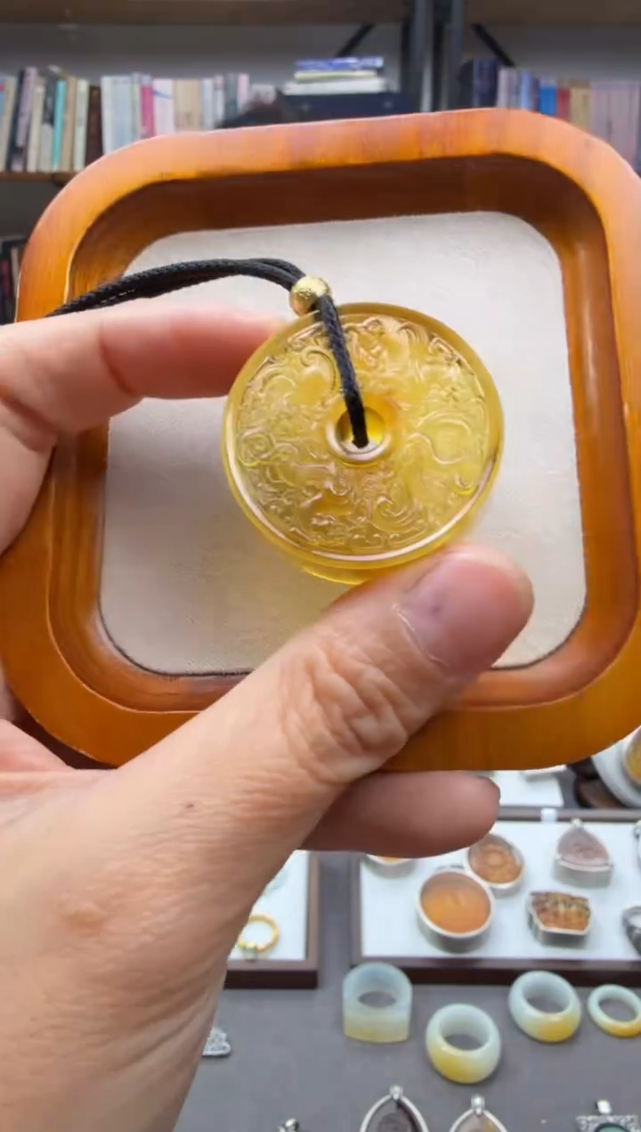 琥珀颈饰未镶嵌四神兽