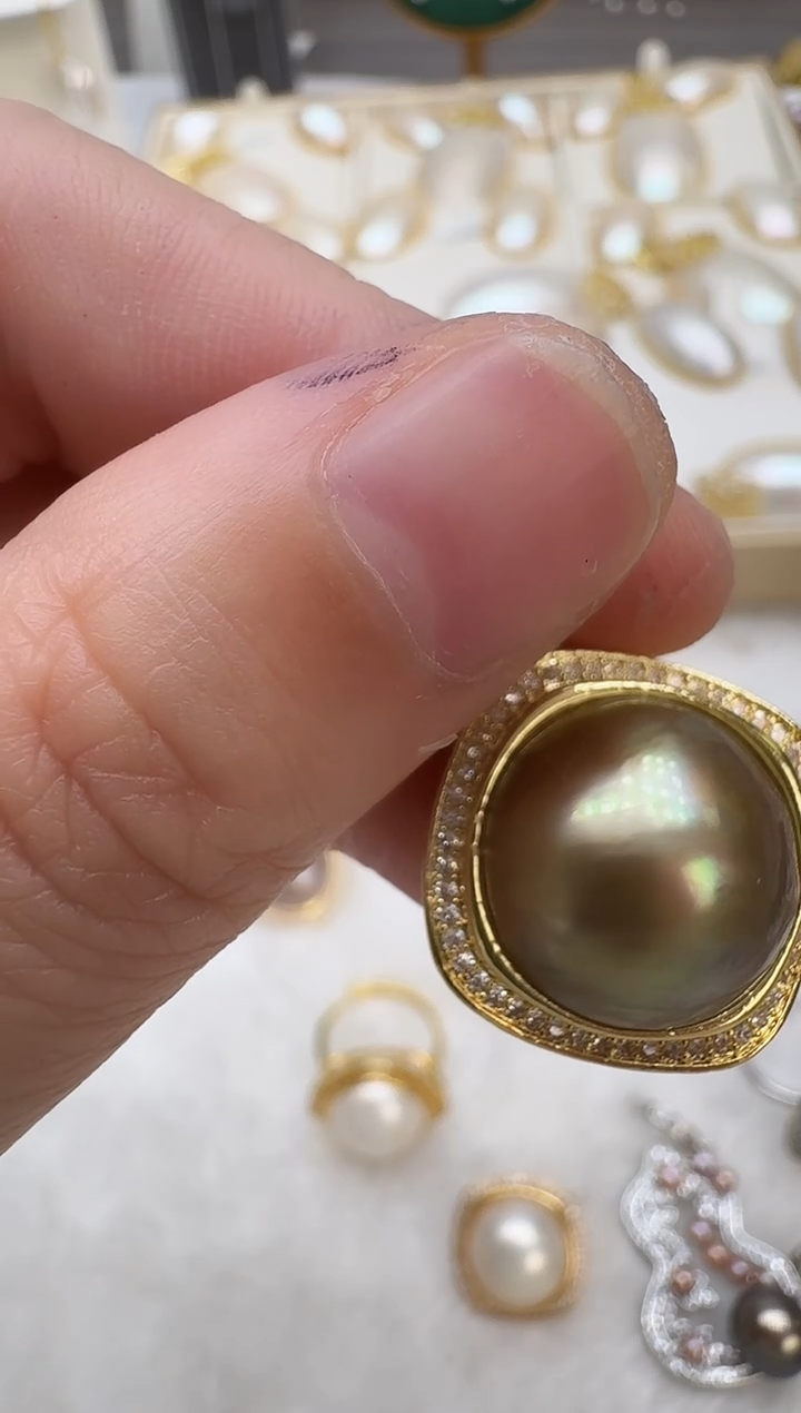 未镶嵌颈饰拼合珍珠（马贝珠）四方金色吊坠