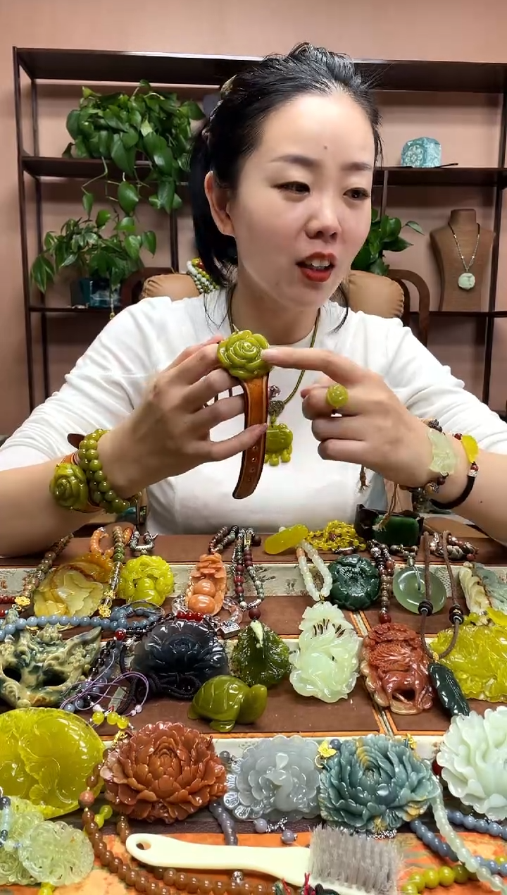 未镶嵌岫玉吊坠多样性发货发其中之一