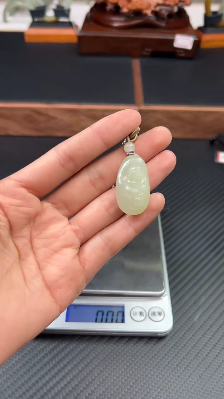 【闪购商品】和田玉吊坠(赠链)未镶嵌且末微色差迪克兰一细