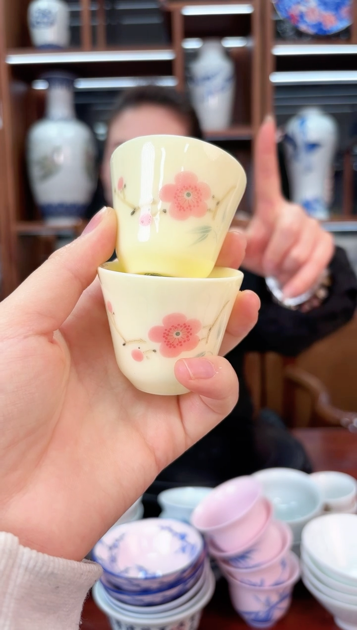 A14景德镇黄稀稀翠竹红梅铃铛杯两只