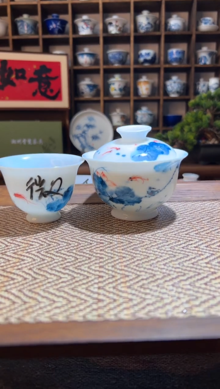 【闪购商品】手荷花锦鲤大盖碗+送一杯（微瑕杯）